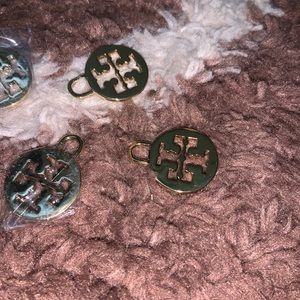 Single Tory Burch gold logo charm